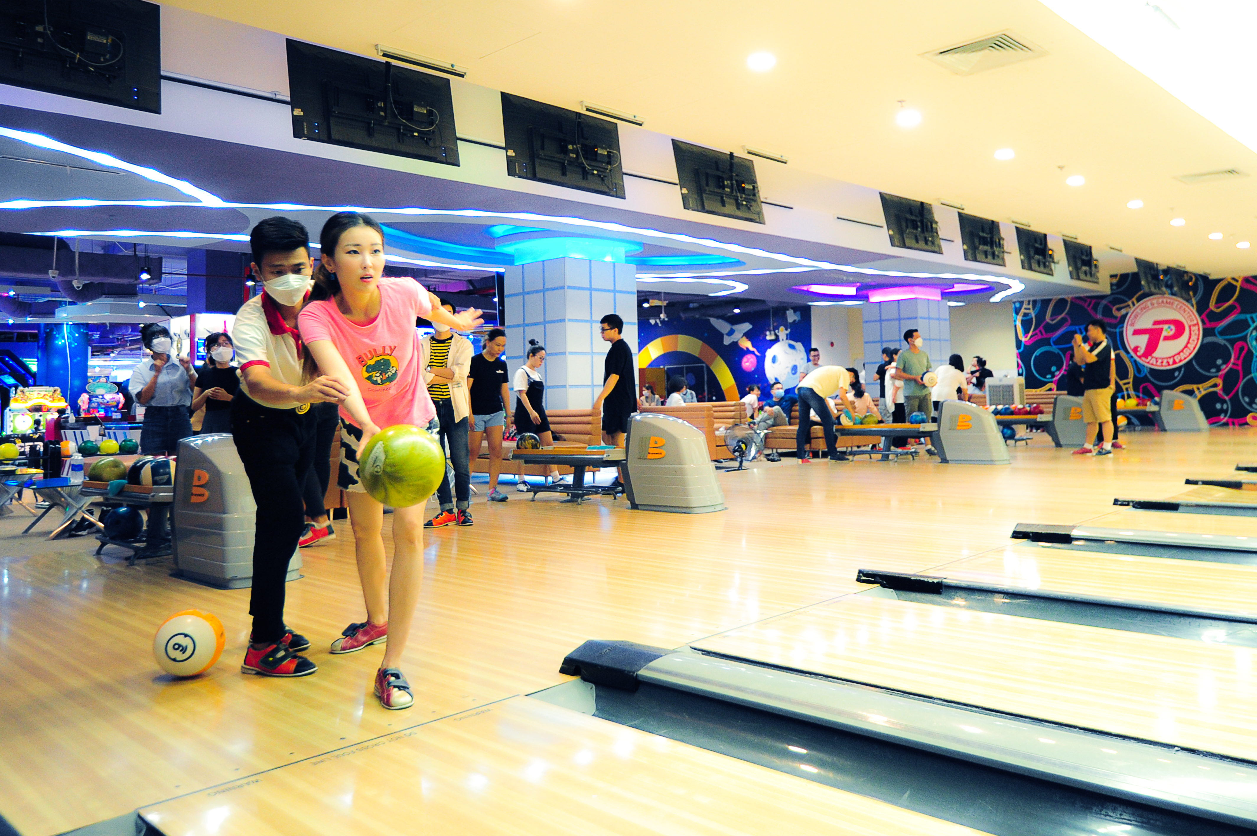 1.	Sen Yang thích thú trải nghiệm bộ môn bowling tại khu tổ hợp giải trí công nghệ tương tác Jazzy Paradise. Người đẹp được nhân viên hướng dẫn tận tình cách ném bóng. Dù khá vụng về và không ít lần ném trượt nhưng cô khá tự tin, nhiều lần ghi bàn ấn tượng.